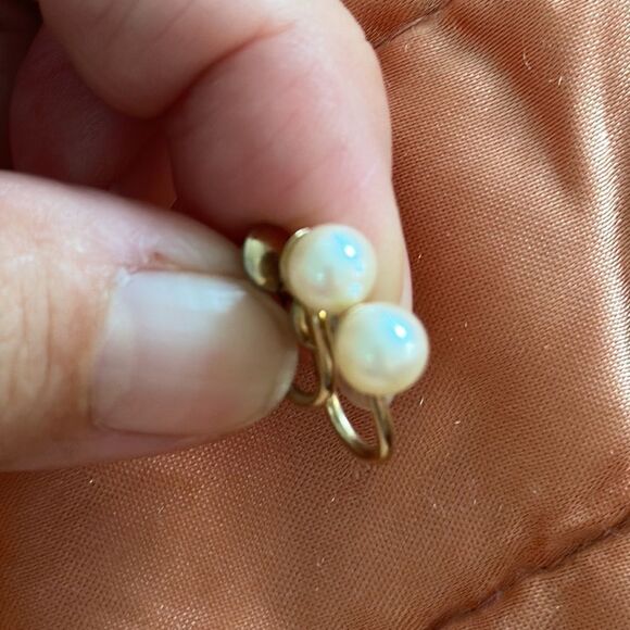 Vintage small faux pearl screw back earrings - Picture 2 of 4